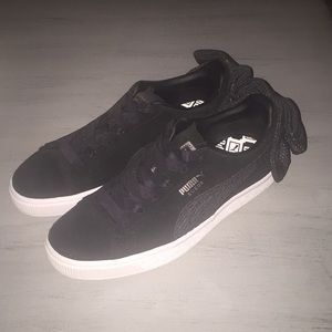 Puma Sneakers - Black with bow on the back - Sz 6